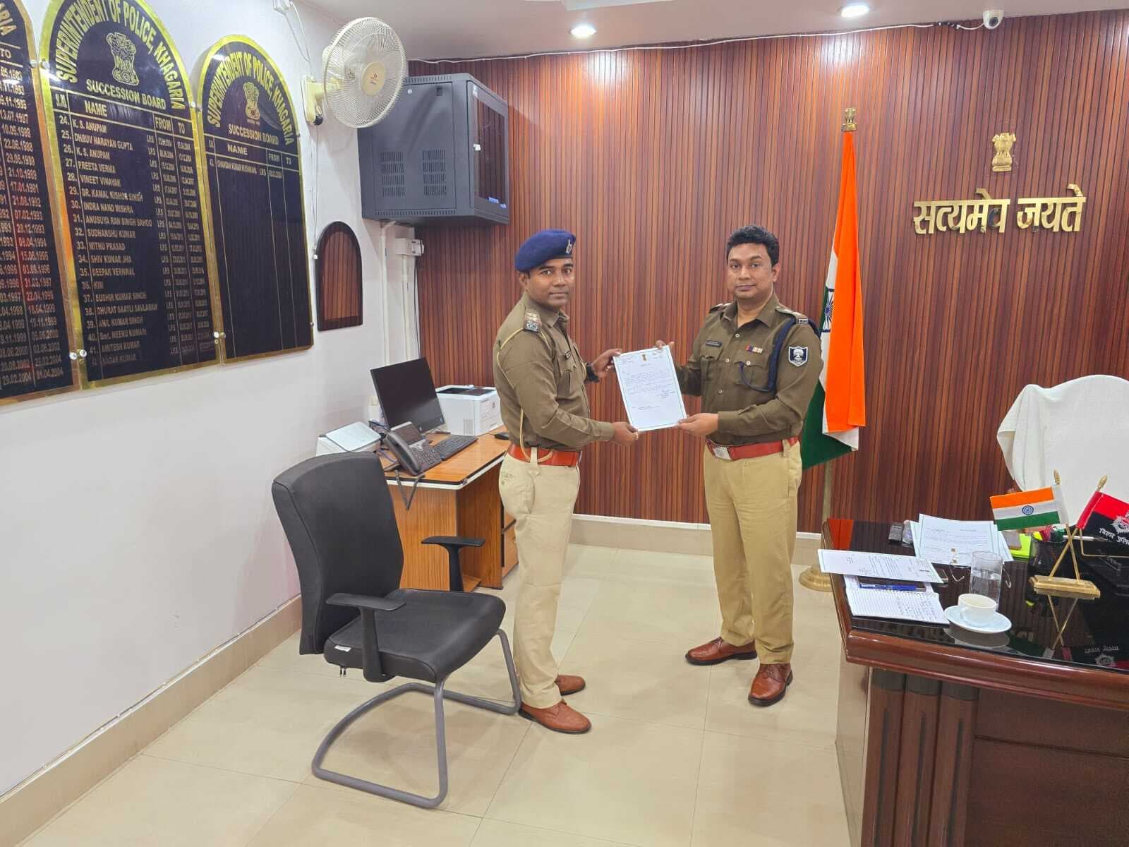 इनामी अपराधी की गिरफ्तार में शामिल पुलिस पदाधिकारियों को किया गया सम्मानित