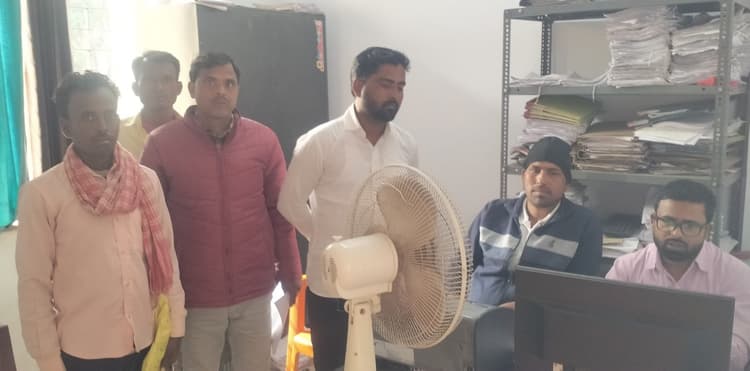 Giridih News: मंईयां सम्मान योजना का फार्म भरने उमड़ने लगी भीड़