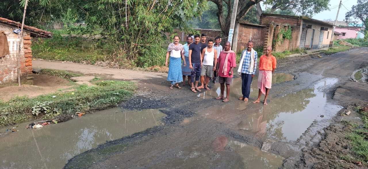 Giridih News: गादीदिघी में सड़क पर नाली का पानी बहने से लोग परेशान