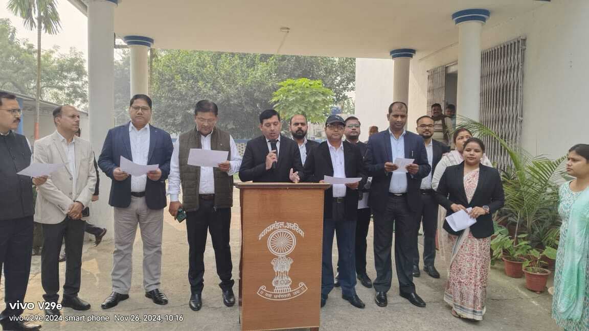संविधान की प्रस्तावना का पठन कर न्यायिक पदाधिकारियों ने ली शपथ