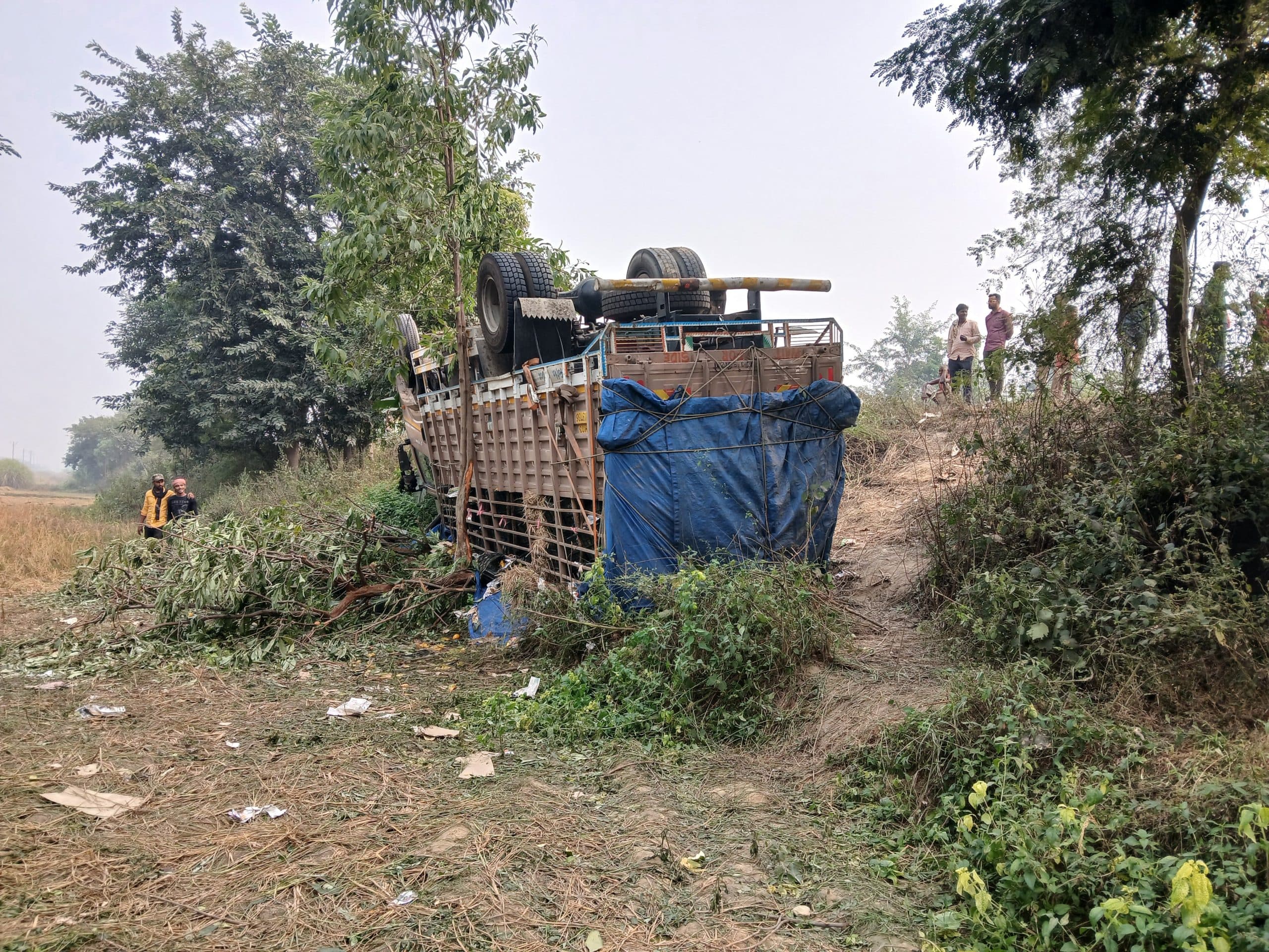 Madhubani News. एनएच पर दो ट्रक पलटा, बाल बाल बचे चालक व खलासी