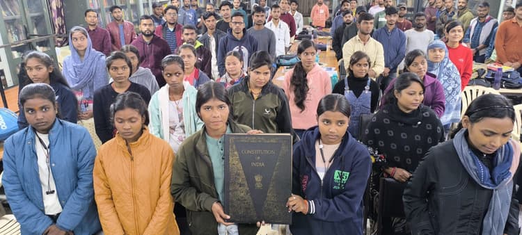 Giridih News: गिरिडीह जिला केंद्रीय पुस्तकालय में है संविधान की मूल प्रति : डीसी