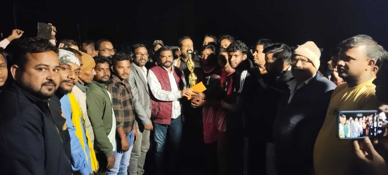 Ghatshila news : धुलियापाड़ा में फुटबॉल टूर्नामेंट, सिगन गाजर टीम चैंपियन