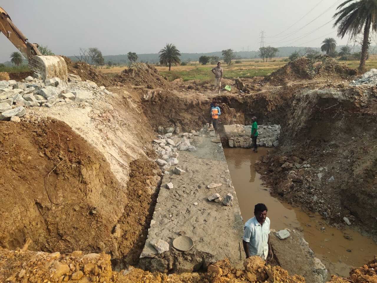 Ghatshila news : डुमरिया-कोवाली सड़क निर्माण में लेटलतीफी से आक्रोश, पुलिया निर्माण में क्रशर का डस्ट मिलाने का विरोध