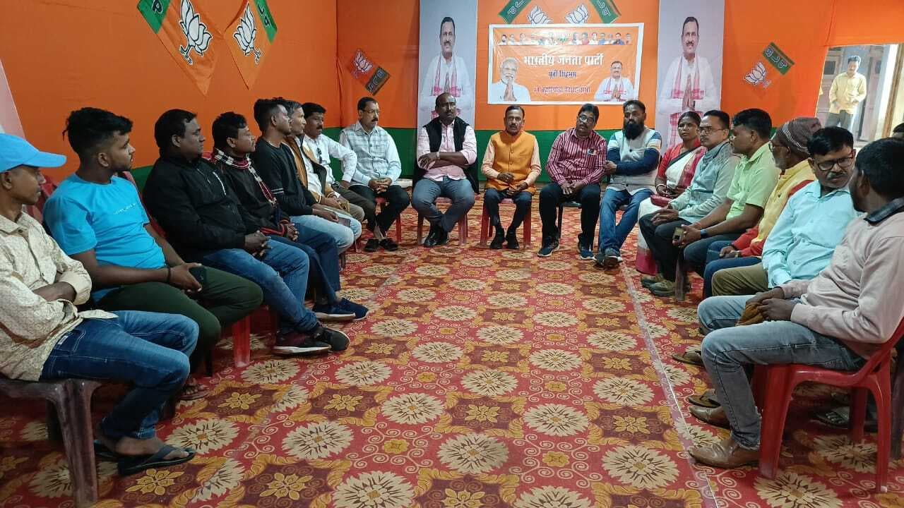 Ghatshila news : लोकतंत्र का गला घोंट रहे विधायक व झामुमो कार्यकर्ता, भाजपाइयों पर हो रहे हमले : डॉ दिनेशानंद