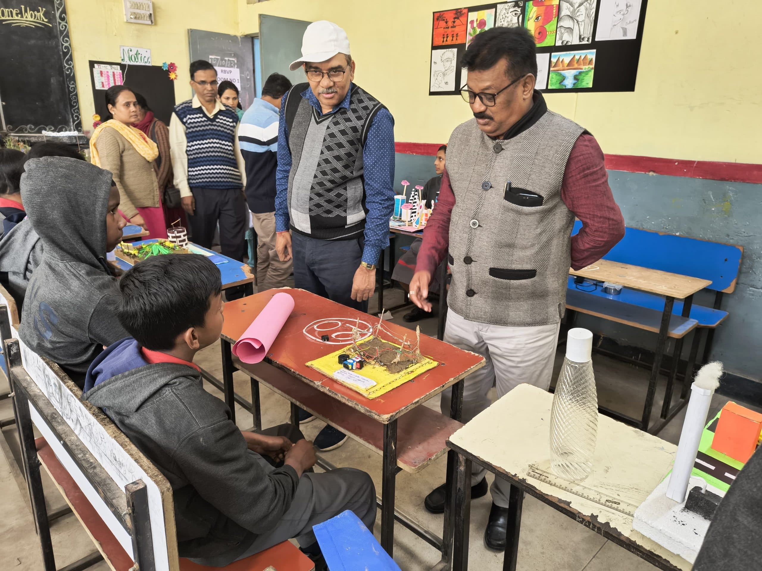 Ghatshila news : बाल वैज्ञानिकों की सोच व मॉडल को जजों ने सराहा