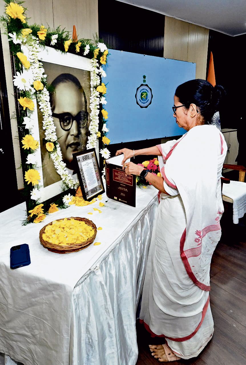 संविधान के मूल सिद्धांतों से देश को मिलती है मजबूती : ममता बनर्जी
