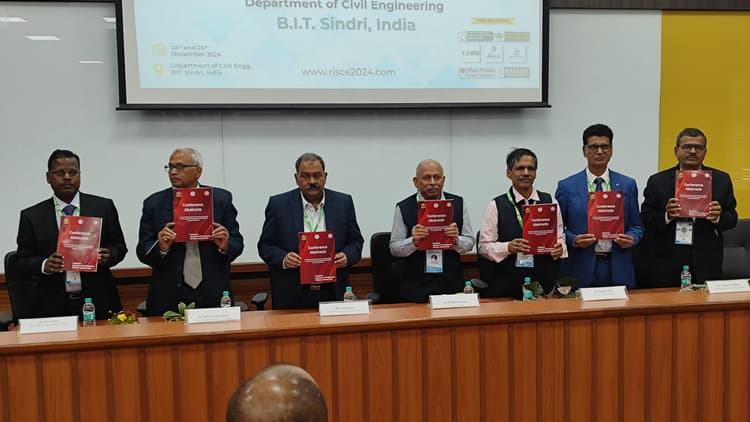 Dhanbad news : ग्रीन हाउस गैसों के उत्सर्जन के दुष्प्रभाव कम करने को सामूहिक प्रयास जरूरी : डॉ भट्टाचार्य