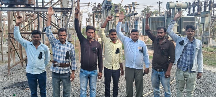 ऐजेंसी से मुक्त करने की मांग को लेकर बिजली कर्मियों ने जताया विरोध