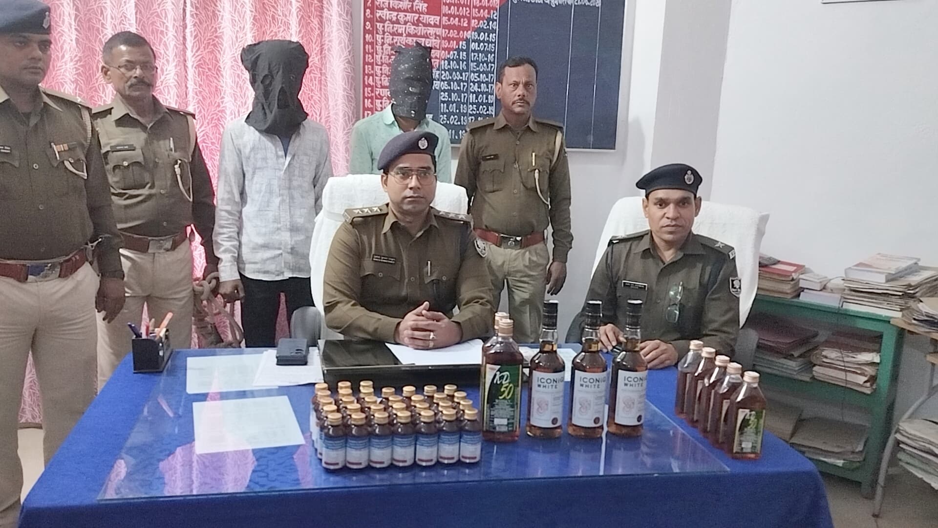 44 बोतल अंग्रेजी शराब के साथ दो तस्कर गिरफ्तार