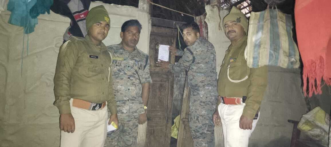 फरार वारंटी के घर चिपकाया गया इश्तेहार