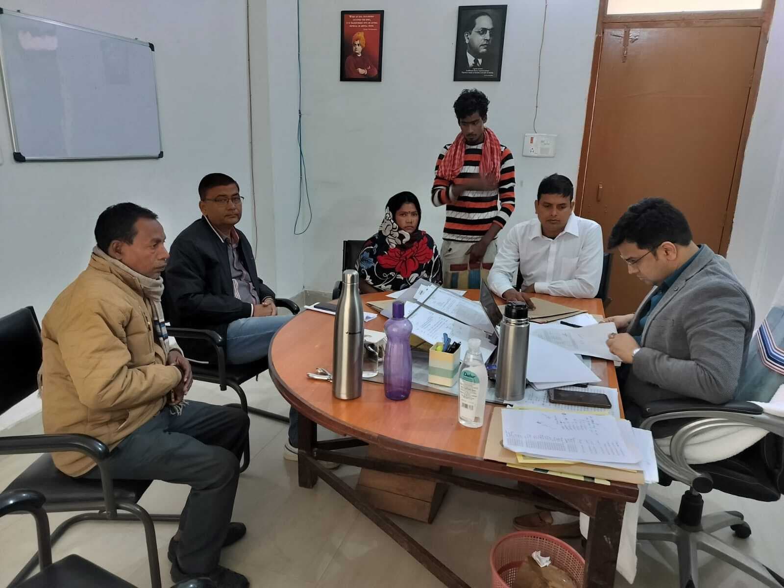 श्रम अधीक्षक के आदेश पर नगर निगम ने हटाये गये दो दैनिक सफाईकर्मी को काम पर बुलाया गया वापस