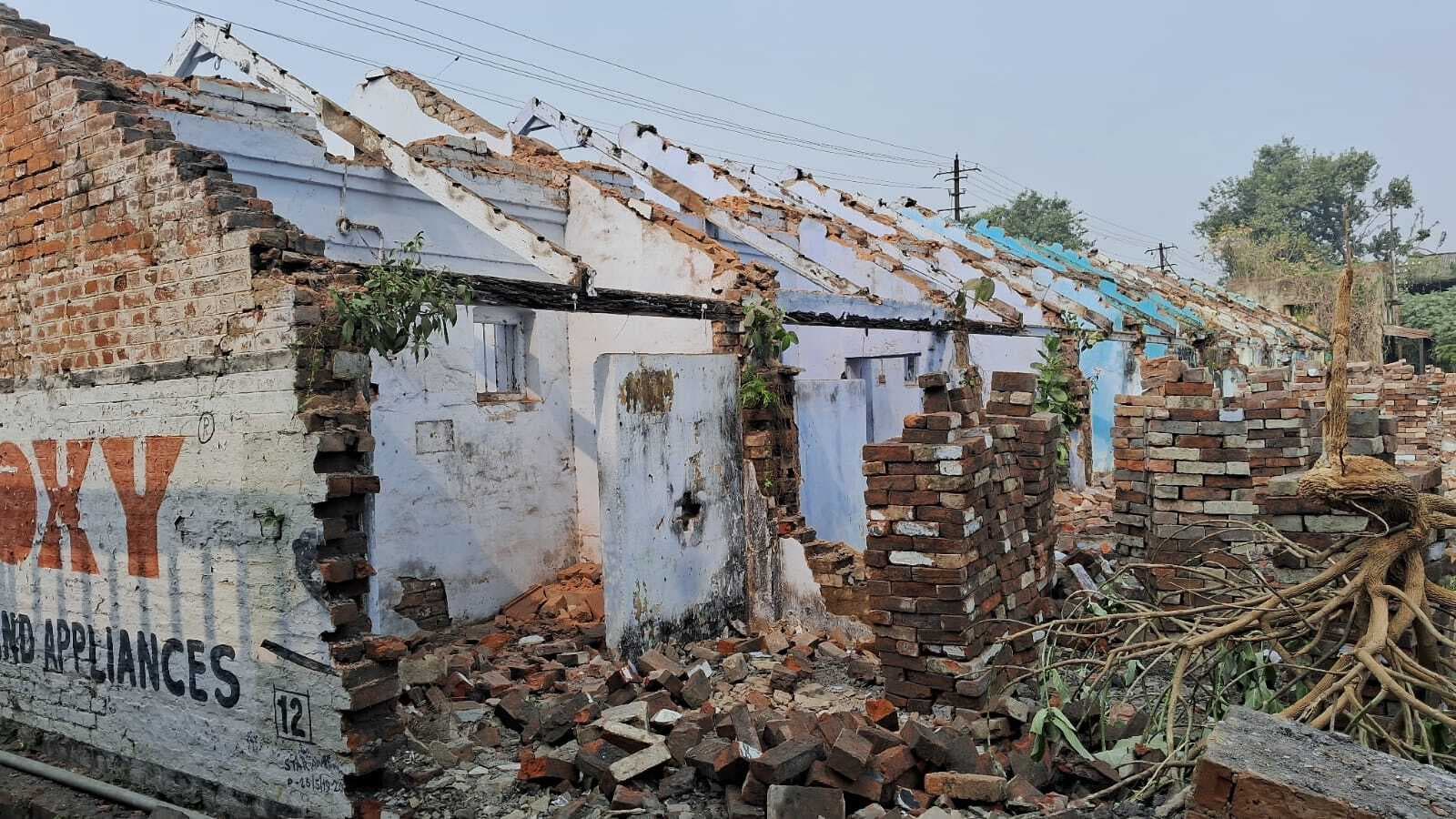 लोको कॉलोनी के रेलवे क्वार्टर को ध्वस्त करने का कार्य आरंभ