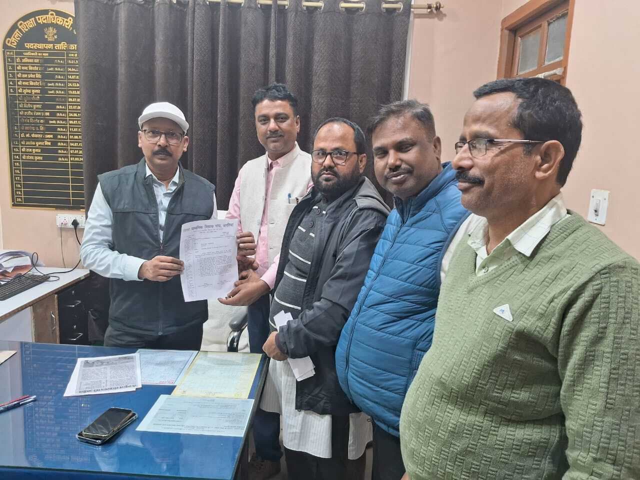 जिला प्राथमिक शिक्षक संघ ने डीइओ को सौंपा मांग पत्र