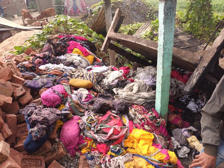 अगलगी में टेंट का पांच लाख से अधिक का सामान जले