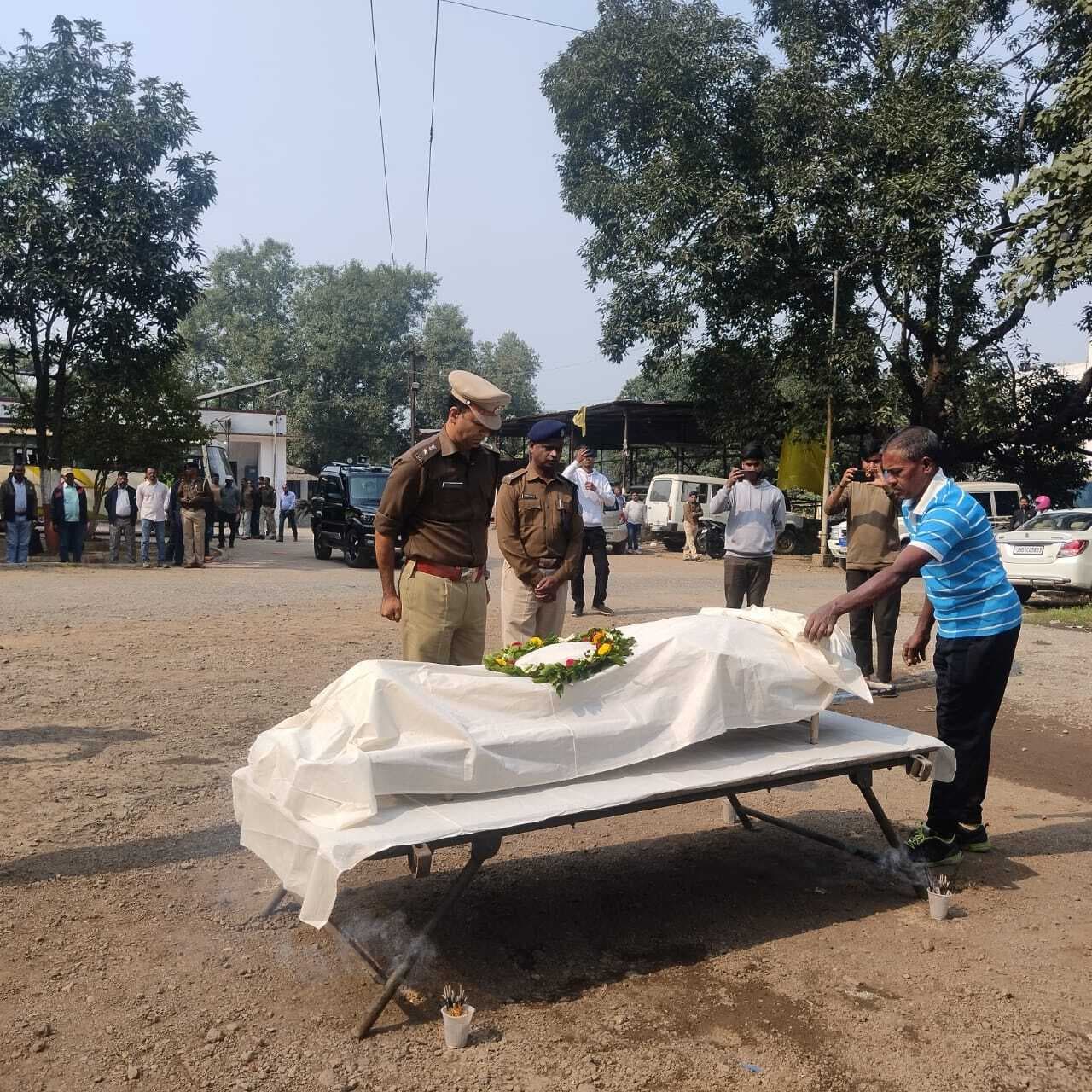 Jamshedpur News : इंस्पेक्टर राजेश कुमार सिन्हा को दी गयी सलामी