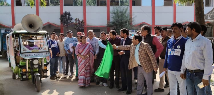 बाल विवाह मुक्त अभियान के जागरूकता रथ को डीएम ने हरी झंडी दिखाकर किया रवाना