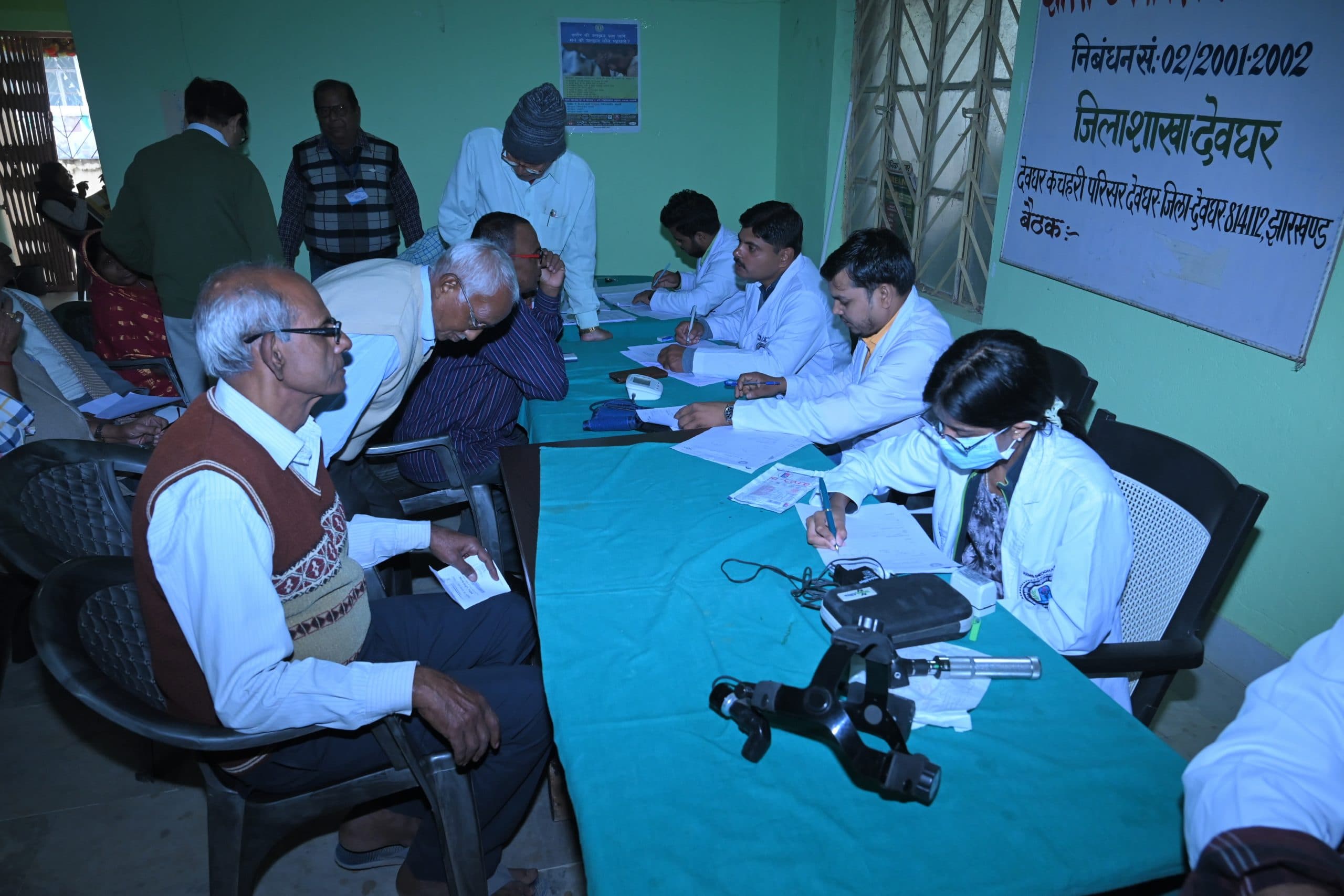 पेंशनर भवन में लगा इनएनटी जांच शिविर, एम्स से आयी चिकित्सकों की टीम ने दिये परामर्श