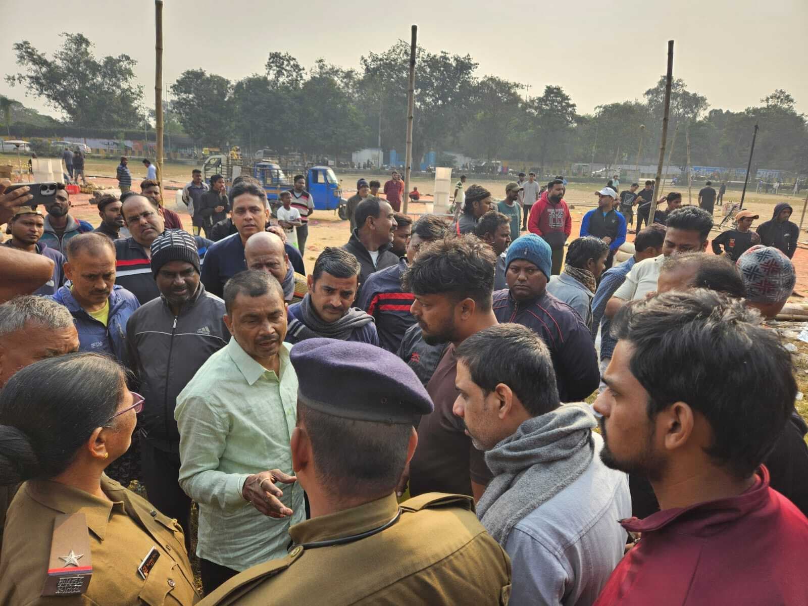 Jamshedpur News : एग्रिको मैदान में फूटा लोगों का गुस्सा, पहुंची पुलिस, जानिये पूरा मामला