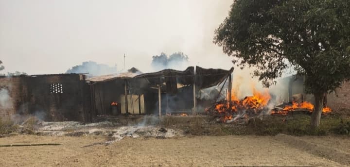आग से दो घर जले, पांच लाख संपत्ति का नुकसान