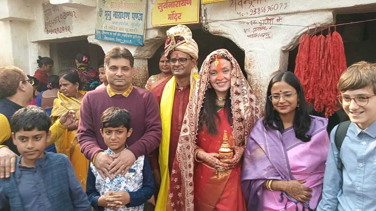 रूस की युवती बनी रोहिणी के परिवार की दुल्हन, विदेश में कार्यरत अधिकारी ने बाबा मंदिर में की शादी