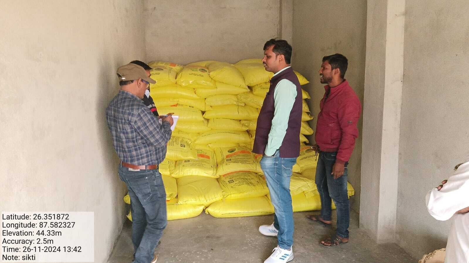 बंद पाये गये खाद दुकानदारों से पूछा स्पष्टीकरण