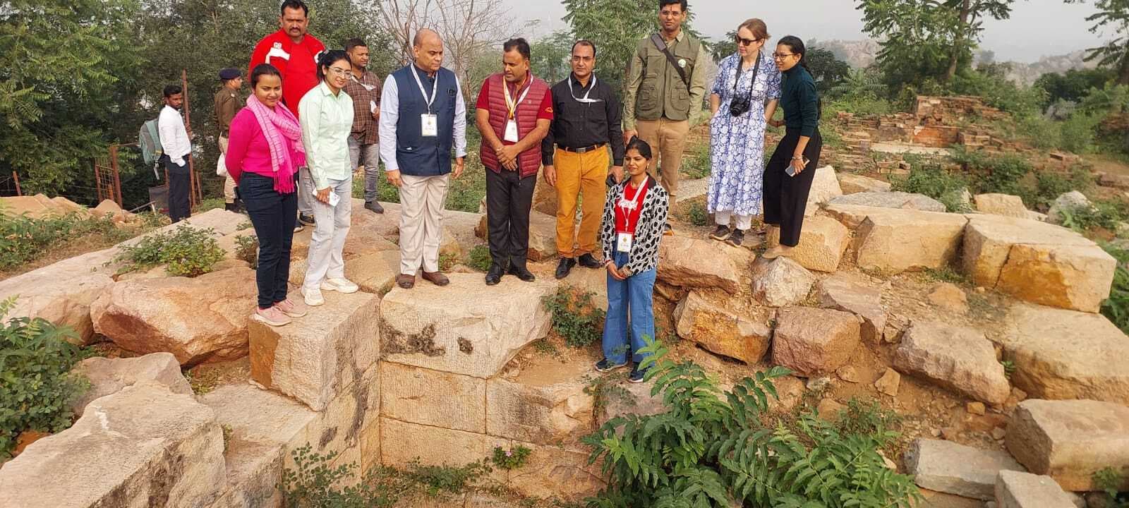 महोत्सव में पहुंचे पुरातत्वविदों ने किया लाली पहाड़ी का भ्रमण