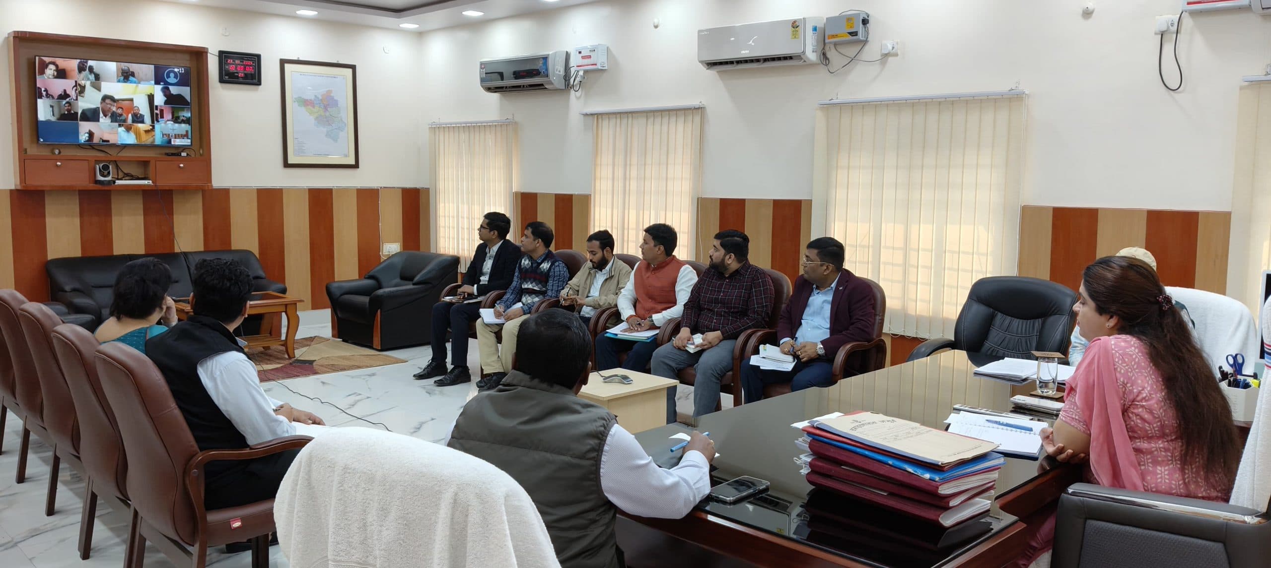 मतदान केंद्र पर व्यवधान उत्पन्न करने वालों को करें गिरफ्तार- डीएम