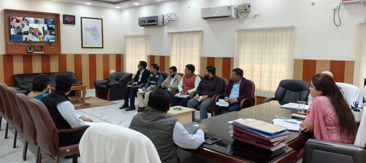 मतदान केंद्र पर व्यवधान उत्पन्न करने वालों को करें गिरफ्तार- डीएम