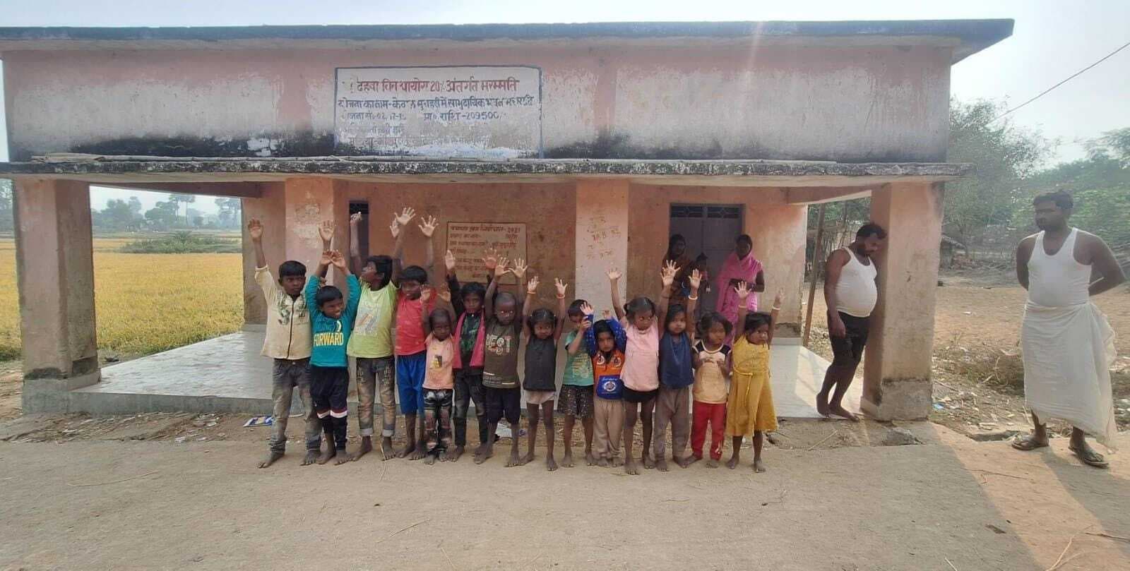 आंगनबाड़ी केंद्र पर लटका ताला, बच्चों ने किया प्रदर्शन