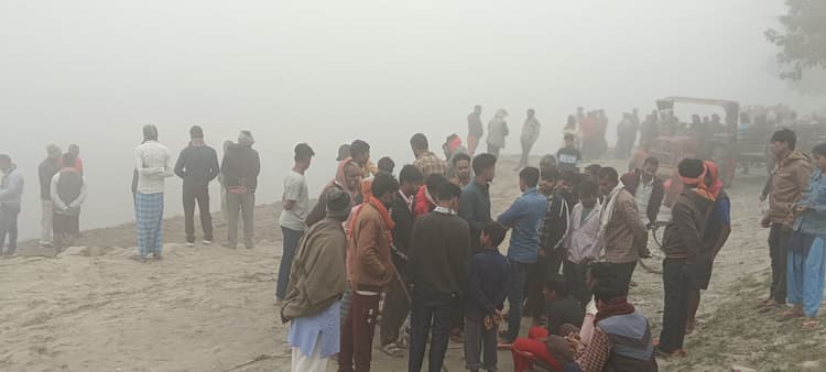 गंडक नदी में बड़ी नाव से टकरायी छोटी नाव, बड़ा हादसा टला