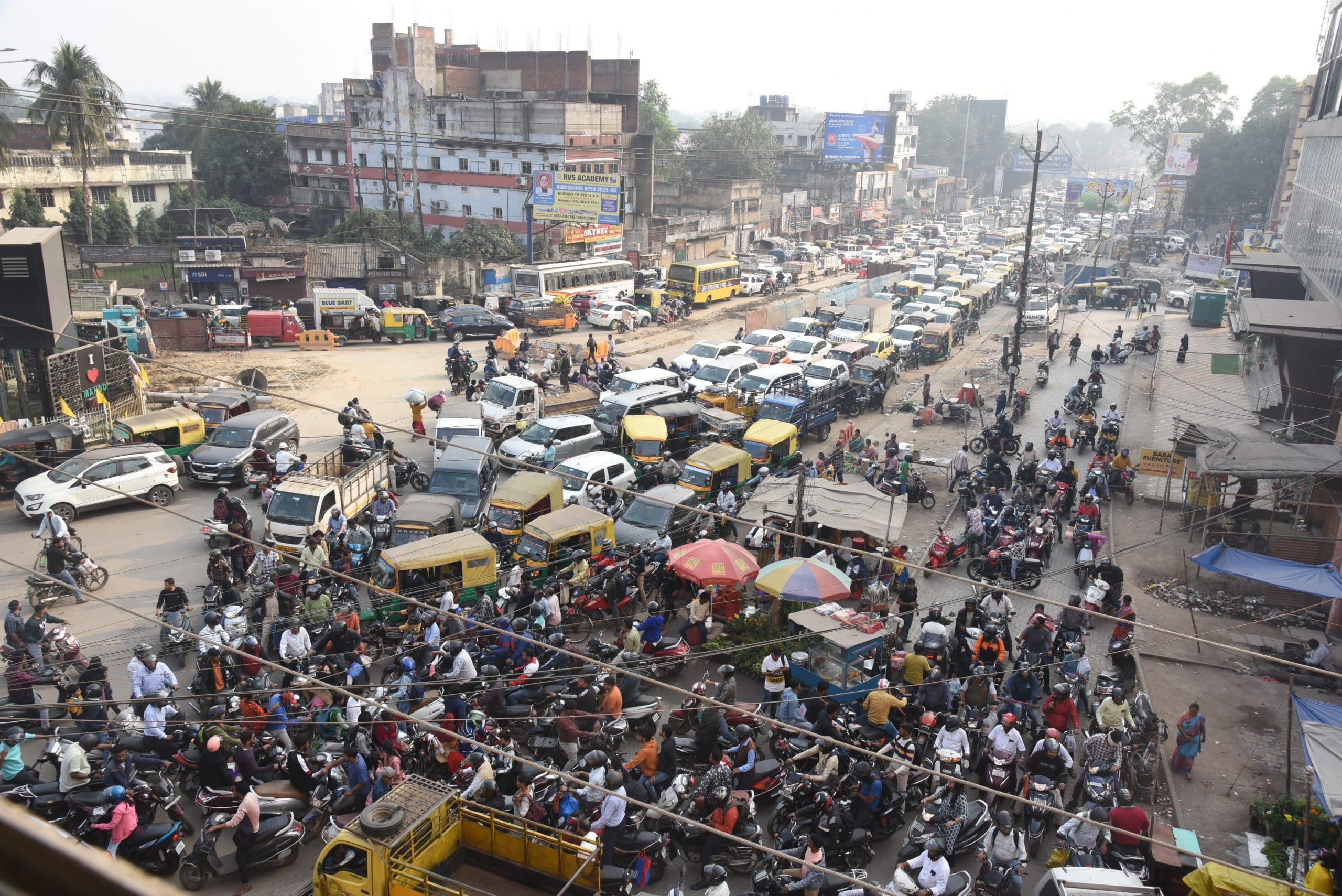 Jamshedpur News : मानगो में जाम हुआ आम, दिन भर रेंगती रहीं गाड़ियां