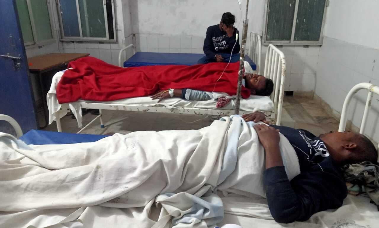 सड़क दुर्घटना में बाइक सवार दो युवक घायल, रेफर