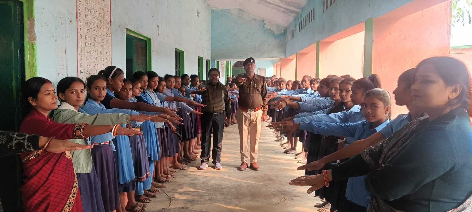 बाल विवाह मुक्त भारत अभियान के तहत बच्चों को दिलायी गयी शपथ