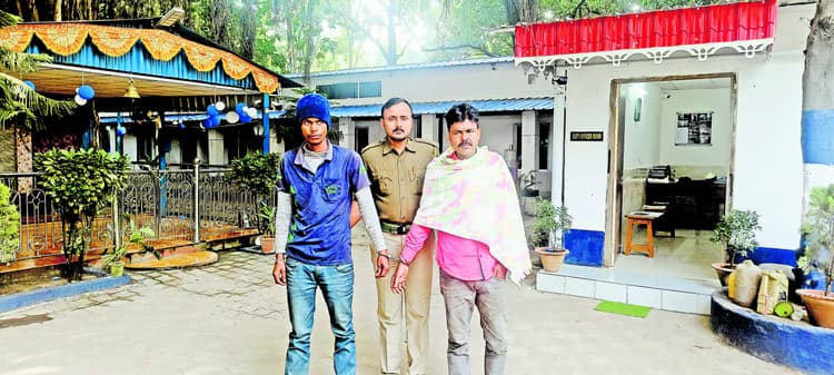 पुलिस ने पकड़ा अवैध लोहे से लदा वाहन, दो आरोपी गिरफ्तार