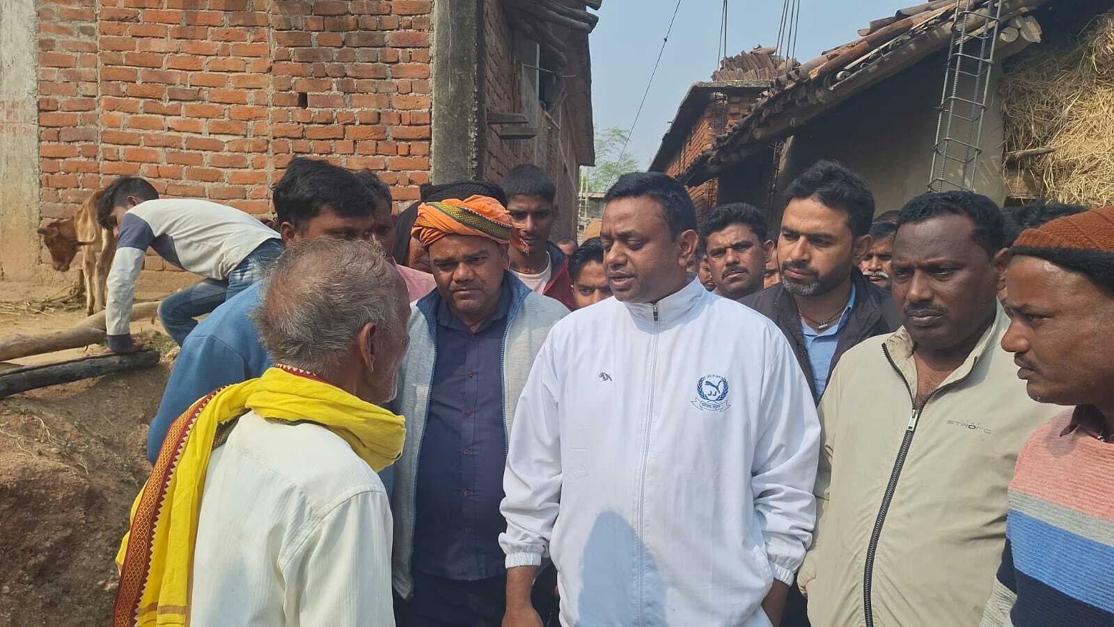 Giridih News: सरिया पुलिस की पिटाई से क्षुब्ध युवक ने पंखे से लटक कर दे दी जान