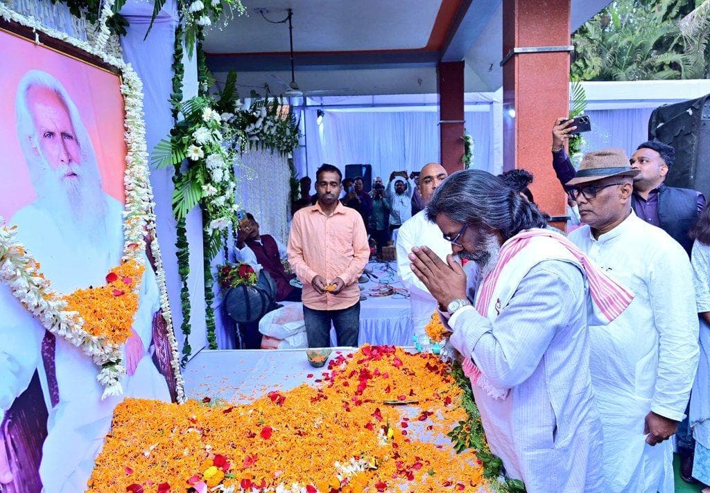 BOKARO NEWS : गोमिया विधायक के पिता के श्राद्धकर्म में पहुंचे सीएम