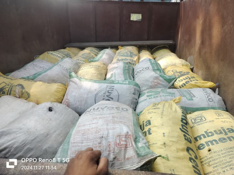 Giridih News: वन विभाग ने जब्त किया ढिबरा लदा वाहन, चालक फरार