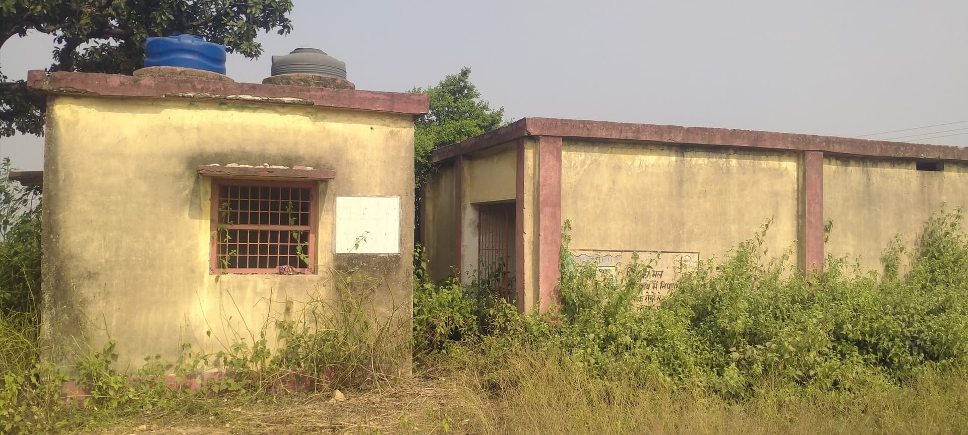 Giridih News :रख-रखाव के अभाव में बेकार हुआ सात लाख का सामुदायिक शौचालय