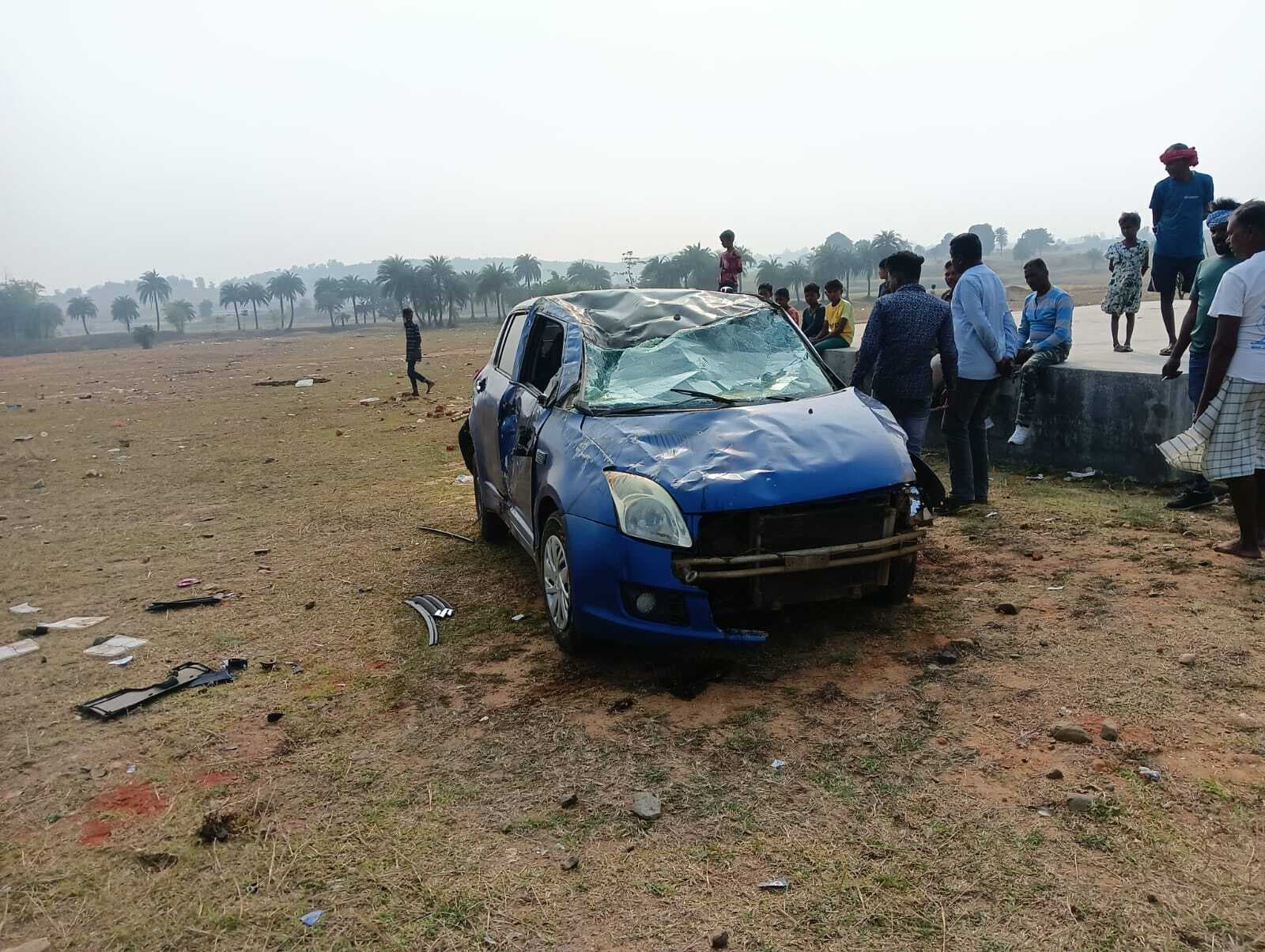 Accident : टायर ब्लास्ट होने से कार पेड़ से टकराकर पलटी