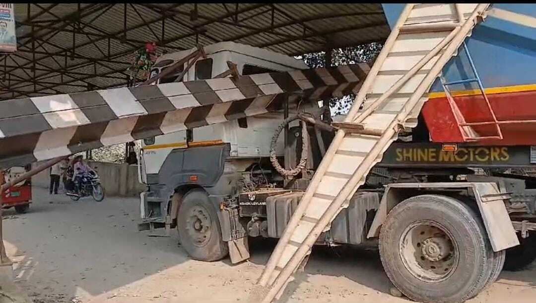 दिल्ली दीवानगंज हॉल्ट के समीप रेलवे ब्रिज पर हाइवा की टक्कर से गिरा हाइट गेज, कोई हताहत नहीं