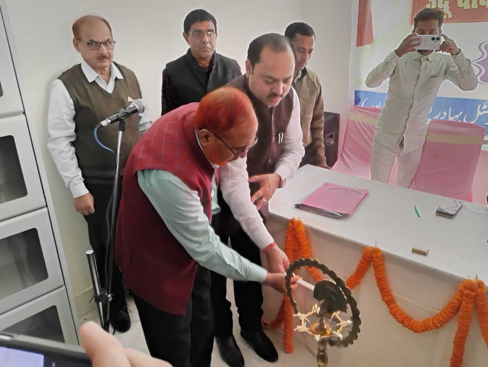 उर्दू वाद-विवाद प्रतियोगिता के सफल विद्यार्थियों के बीच पुरस्कार वितरित