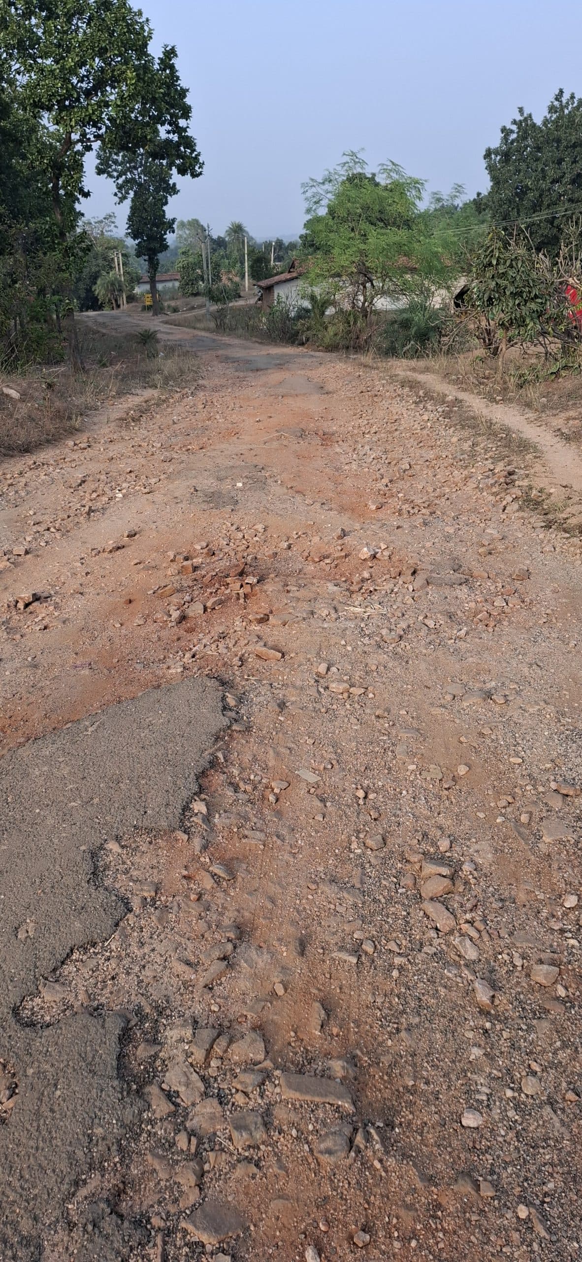 Giridih News :आठ पंचायतों कों जोड़ने वाली सड़क जर्जर
