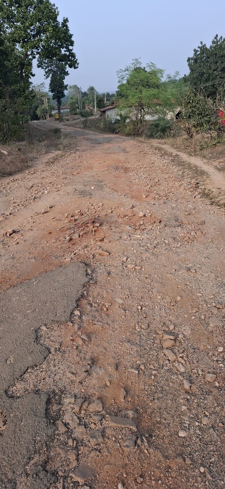 Giridih News :आठ पंचायतों कों जोड़ने वाली सड़क जर्जर