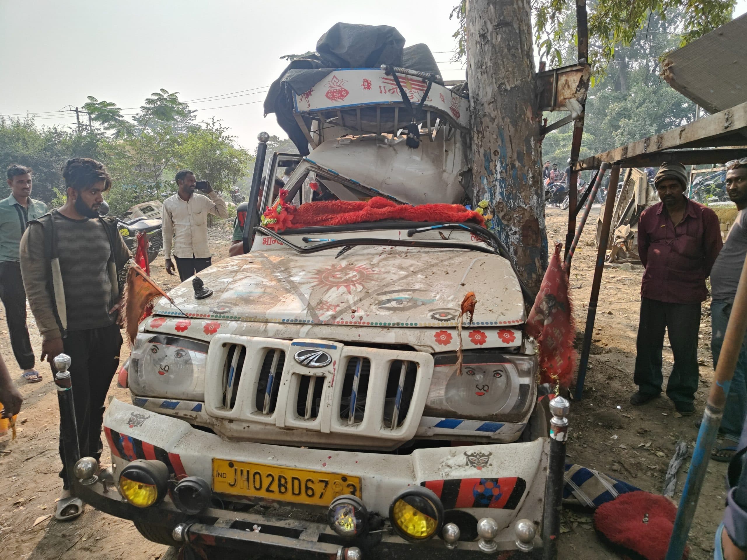 BOKARO NEWS: अनियंत्रित होकर पिकअप वैन पेड़ से टकरायी, चालक गंभीर रूप से जख्मी