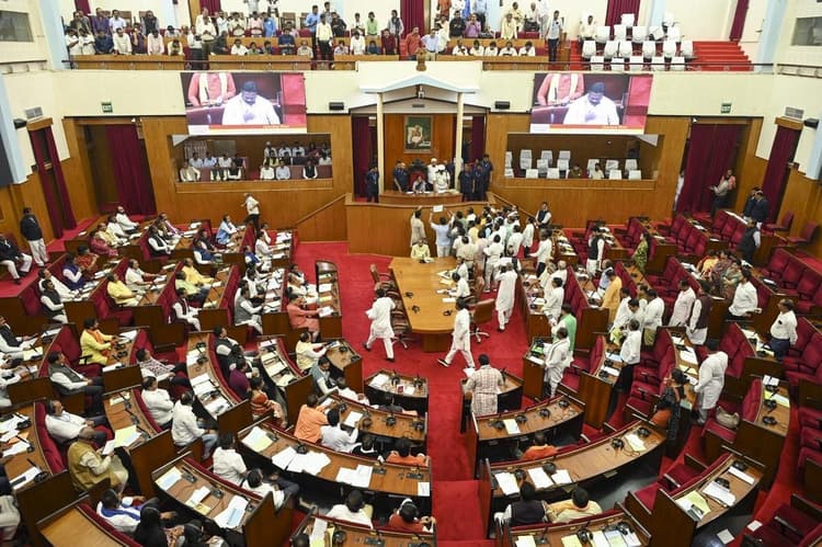 Bhubaneswar News: खाद्य आपूर्ति मंत्री के इस्तीफे की मांग पर कांग्रेस व बीजद ने विस से किया बहिर्गमन