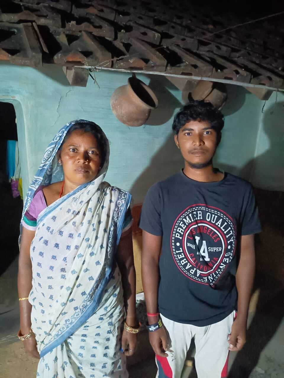 Ghatshila News : एक साल से पति के मृत्यु प्रमाण बनाने के लिए भटक रही महिला