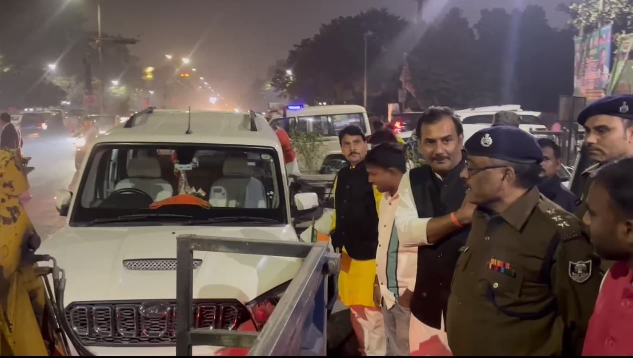 Patna News : भाजपा कार्यालय के बाहर सड़क पर खड़े 25 वाहनों का काटा गया चालान