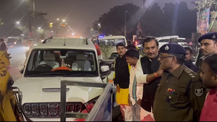 Patna News : भाजपा कार्यालय के बाहर सड़क पर खड़े 25 वाहनों का काटा गया चालान
