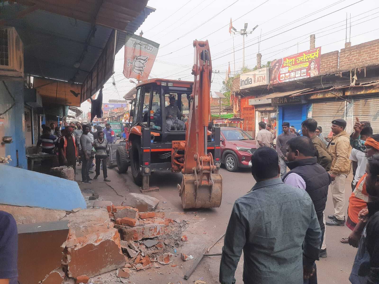 Dhanbad News: निगम ने गुहीबांध तालाब को अतिक्रमणमुक्त कराया